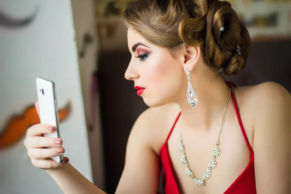 Mädchen in Abendkleid und Make-up macht Selfie. Nahaufnahme — Stockfoto