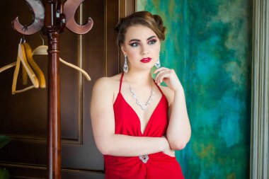 Retro görüntü. Güzel göz makyaj ve kırmızı dudakları tatlı kızla