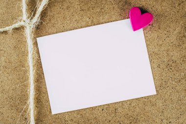 Bir ahşap arka plan ve kalp ile kartpostal Sevgililer gününde. Yakın çekim. Metin için yer