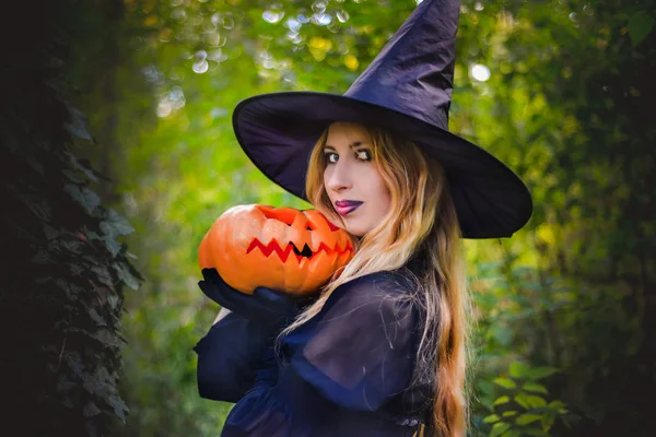 Joyeux Halloween sorcière fille garde citrouille orange — Photo