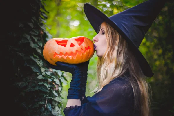 Joyeux Halloween sorcière fille garde citrouille orange — Photo