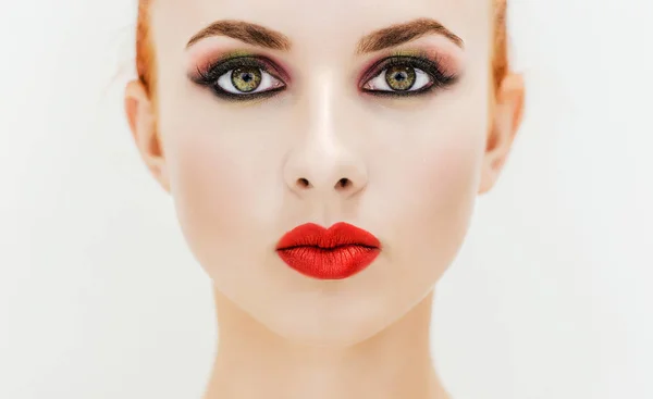 Lähemmäs. Muotokuva naisesta, jolla on punaiset huulet kevyellä taustalla — kuvapankkivalokuva