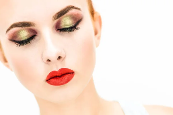 Primer plano. Retrato de una mujer con labios rojos y ojos cerrados sobre un fondo claro — Foto de Stock