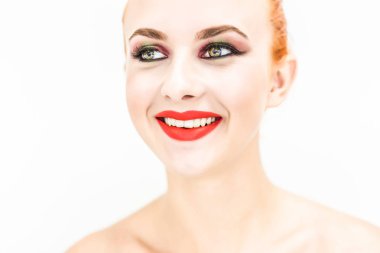 Bir kadın uzağa bakarak ve gülümseyen hafif bir arka plan üzerinde