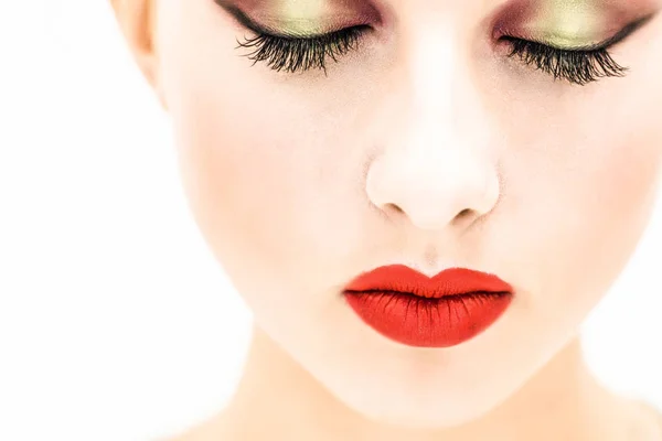 Primer plano. Retrato de una mujer con labios rojos y ojos cerrados sobre un fondo claro —  Fotos de Stock