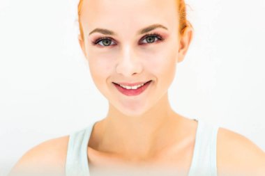 Bir açık renkli gülümseyen üzerinde doğal makyaj kadınla. Yakın çekim