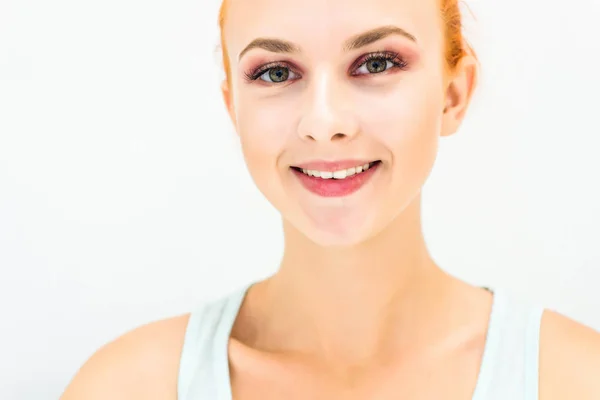 Frau mit natürlichem Make-up auf hellem Hintergrund lächelnd. Nahaufnahme — Stockfoto