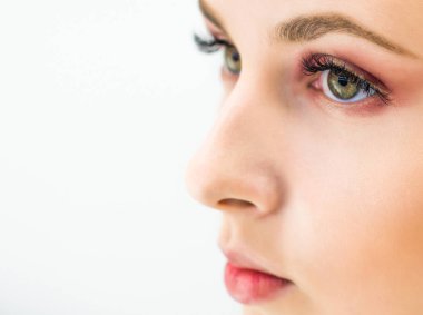 Doğal makyaj gözleri ve dudakları hafif bir arka plan üzerinde olan kadın. Yakın çekim