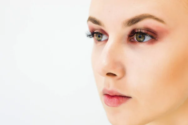 Mujer con ojos de maquillaje natural y labios sobre un fondo claro. Primer plano — Foto de Stock