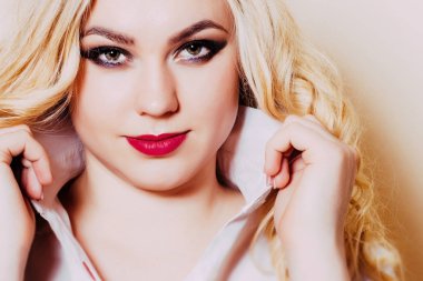 Uzun sarı saçlı ve parlak makyaj closeup ile kız