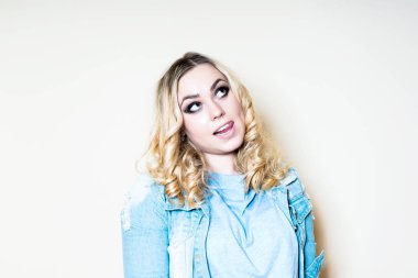 Kız sarışın göz makyaj hafif bir arka plan üzerinde