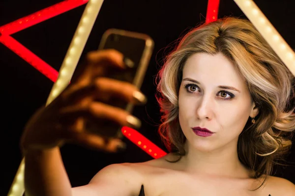 Mujer rubia con maquillaje y estilo hace selfie — Foto de Stock