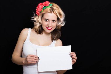 Sarı bukleler ve kırmızı ruj kırmızı çiçekli tutan RIM adlı kadın ile 