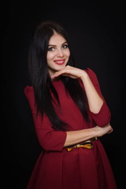 Siyah düz saç ve bordo elbise mavi gözlü güzel bir kadınla 