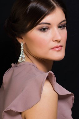 Doğal makyaj ile esmer kız