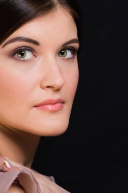 Doğal makyaj ile esmer kız