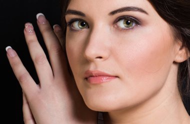 Doğal makyaj ile esmer kız