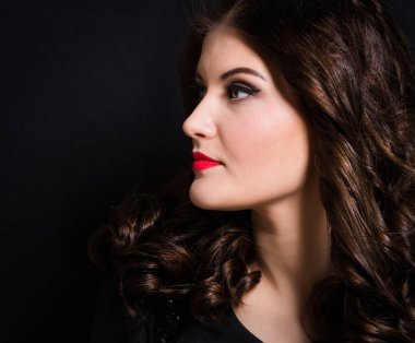 Kırmızı ruj olan bir kadın portresi