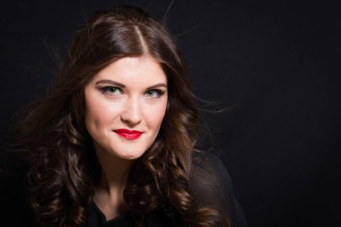 Kırmızı ruj olan bir kadın portresi