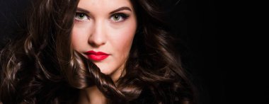 Kırmızı ruj olan bir kadın portresi