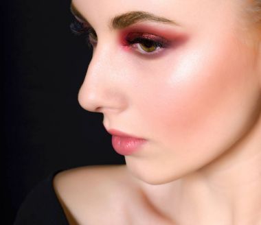 Pembe bir makyaj ile güzel kız 