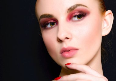 Pembe bir makyaj ile güzel kız 