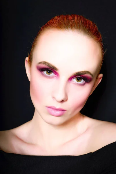 Hermosa chica con un maquillaje rosa — Foto de Stock