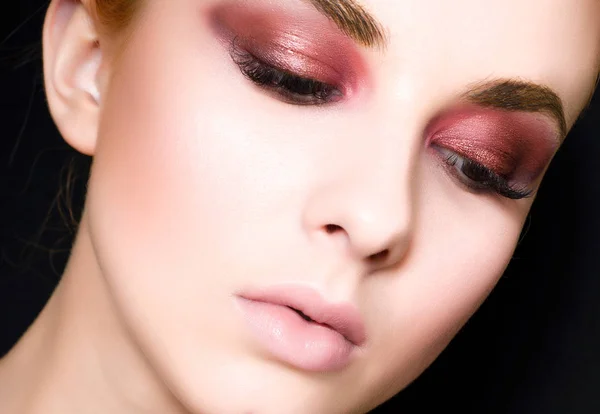 Schönes Mädchen mit rosa Make-up — Stockfoto