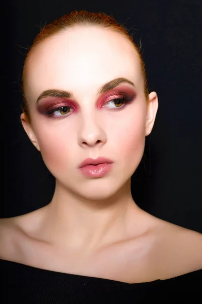 Красива дівчина з рожевим макіяжем — стокове фото