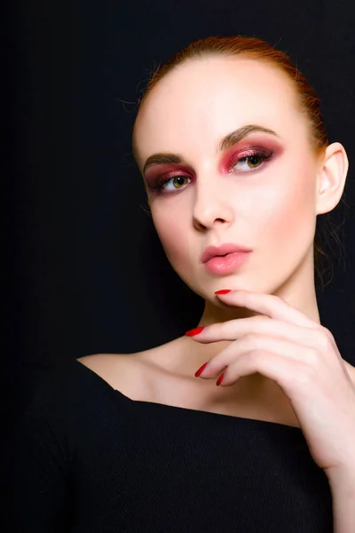 Schönes Mädchen mit rosa Make-up — Stockfoto