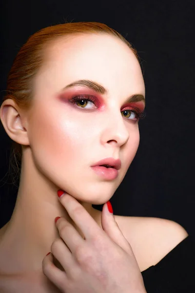 Kaunis tyttö vaaleanpunainen meikki — kuvapankkivalokuva