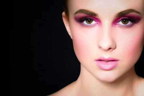 Hermosa chica con un maquillaje rosa — Foto de Stock