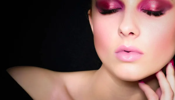 Menina bonita com uma maquiagem rosa — Fotografia de Stock