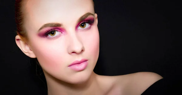 Hermosa chica con un maquillaje rosa — Foto de Stock