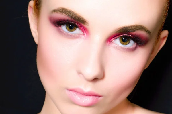 Hermosa chica con un maquillaje rosa — Foto de Stock