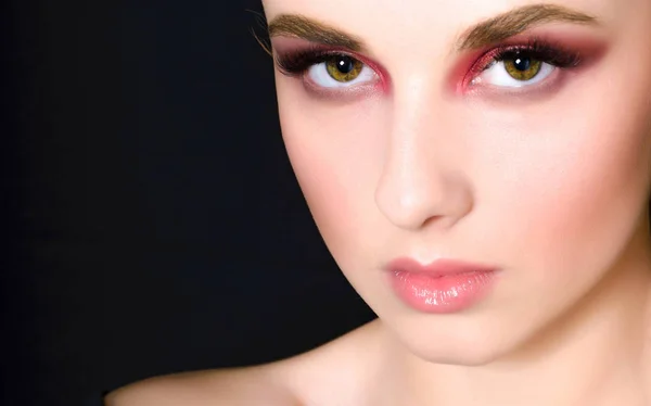 Schönes Mädchen mit rosa Make-up — Stockfoto