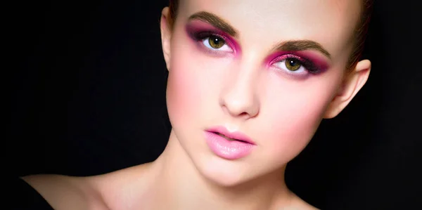 Piękna dziewczyna z różowy makijaż — Zdjęcie stockowe