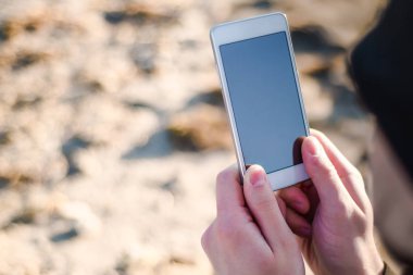 Telefonu iki elinizle tutun 