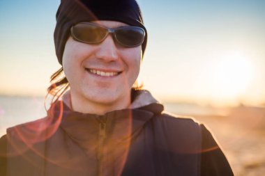 Adam açık havada gülümseyen spor giyim.