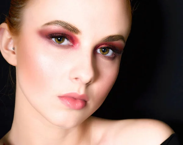 Belle fille avec un maquillage rose — Photo