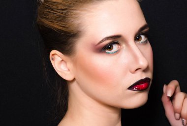 Koyu kırmızı dudaklar ile profesyonel makyaj ile sarışın