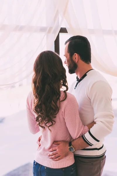 Das Paar schaut aus dem Fenster, Rückansicht. — Stockfoto