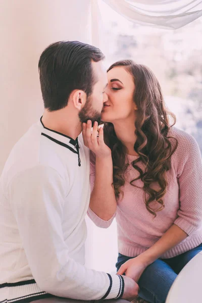 Mann und Frau küssen sich — Stockfoto