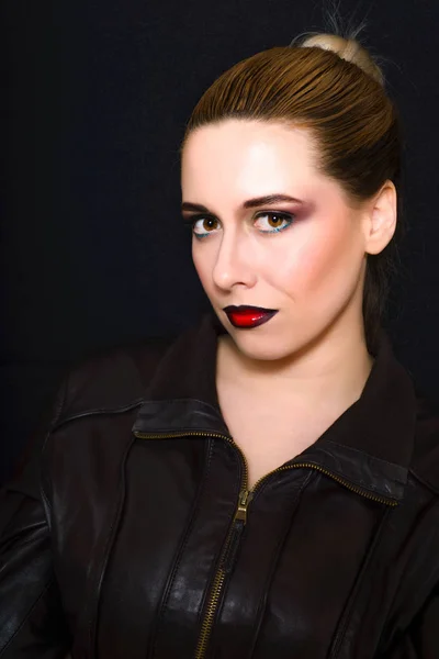 Rubia con el pelo recogido en un moño y maquillaje profesional con labios de color rojo oscuro — Foto de Stock