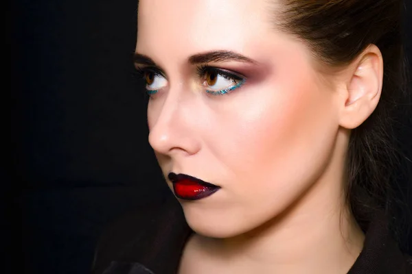 Szőke szakmai make-up és sötét vörös ajkak — Stock Fotó