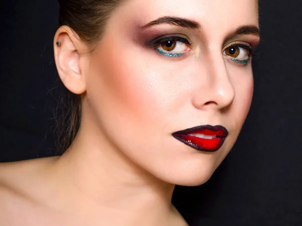 Bionda con trucco professionale con labbra rosso scuro — Foto Stock