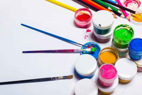 Pintura, pinceles y lápices de colores sobre un fondo claro —  Fotos de Stock