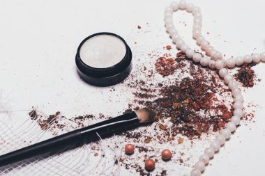 Dağınık gölgeler, Püskül ve allık topları hafif bir arka plan üzerinde
