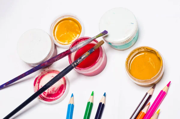 Pintura, pinceles y lápices de colores sobre un fondo claro —  Fotos de Stock