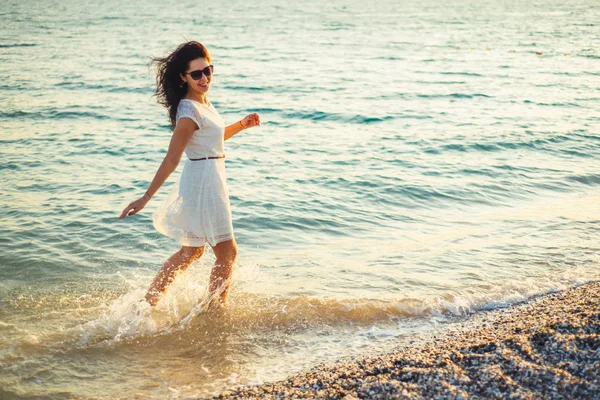 A woman runs around the sea and is happy — Stock Photo, Image